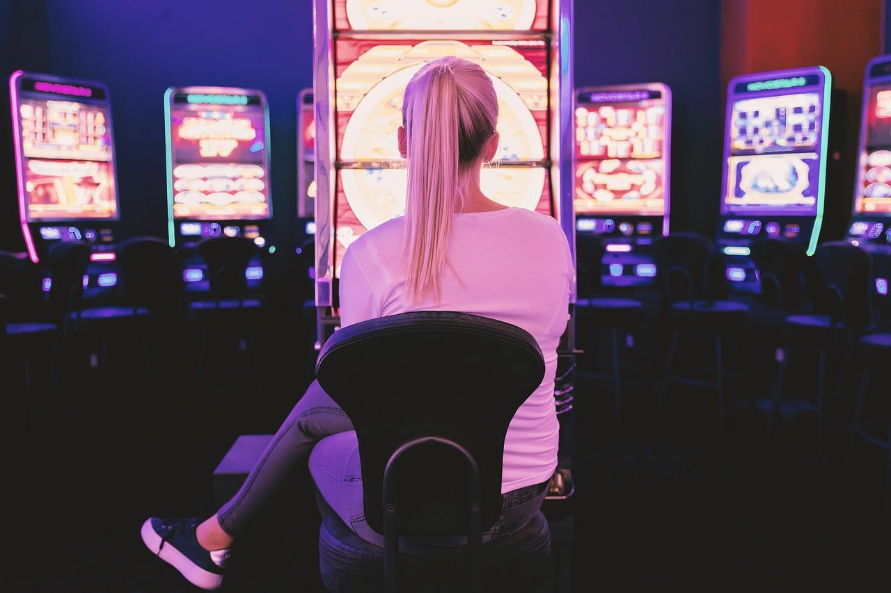 Giao diện người dùng casino e2bet trên điện thoại di động, hiển thị sportsbook và casino trực tuyến